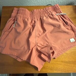 Vuori Women's Athletic Shorts i